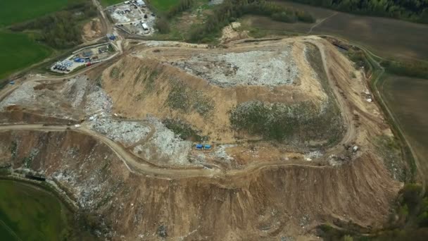 Luftaufnahme Des Hubschraubers Der Städtischen Mülldeponie Der Draußen Große Müllberge — Stockvideo