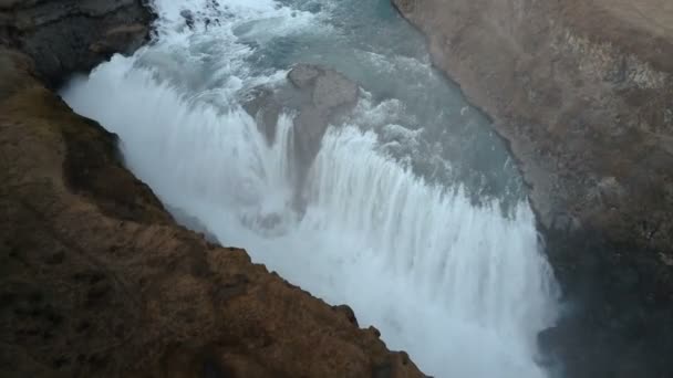 Luftaufnahme Der Malerischen Landschaft Island Wasserfall Gullfoss Auf Den Bergen — Stockvideo