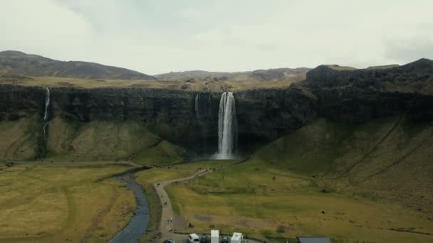 Flygfoto Över Vackra Natursköna Landskap Island Kraftfull Vattenfall Seljalandsfoss Faller — Stockvideo