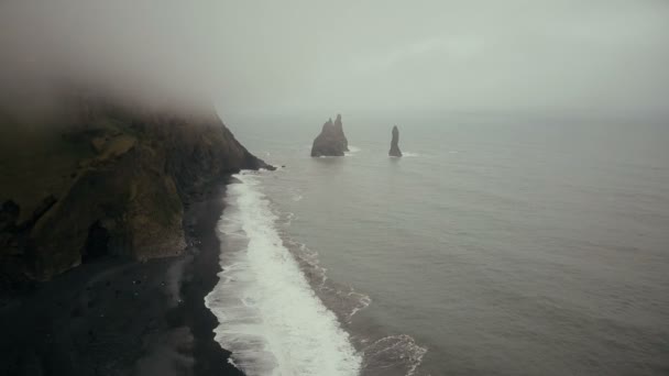 在冰原上的黑色火山海滩和巨怪山的鸟瞰美丽的海浪和雾景观 — 图库视频影像