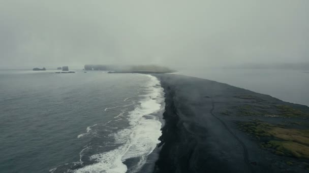 Luftaufnahme Des Schwarzen Vulkanstrandes Island Hubschrauber Fliegen Mit Wellen Über — Stockvideo