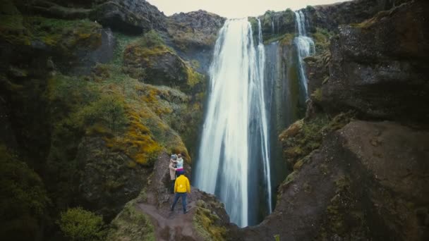 Vista Aérea Grupo Turistas Que Apreciam Vista Cachoeira Gljufrabui Iceland — Vídeo de Stock
