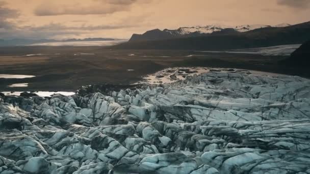 氷河の上を飛行するサンセット コプターの氷河ラグーンの空中写真アイスランドの火山灰と大きな — ストック動画