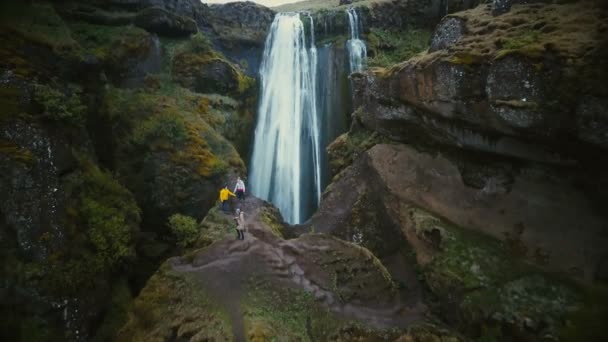Vista Aérea Dos Turistas Que Exploram Território Cachoeira Gljufrabui Iceland — Vídeo de Stock