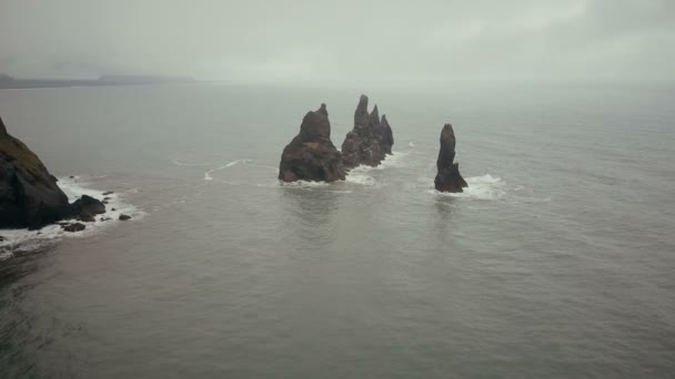 Εναέρια Άποψη Του Troll Toes Βουνό Στο Νερό Iceland Copter — Αρχείο Βίντεο