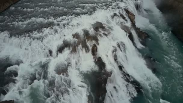 Vista Aerea Del Turbolento Flusso Acqua Nelle Scogliere Elicottero Sorvolando — Video Stock