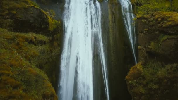 Letecký Pohled Turbulentní Tok Vody Padající Útesu Krásný Vodopád Gljufrabui — Stock video
