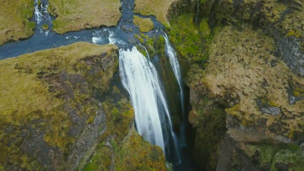 vue aérienne de la cascade gljufrabui en iceland rivière coule dans la vallée verte et tombe de la montagne 