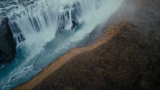 氷の谷を飛び越えるクレフコプターの滝のガルフフォスの空中ビューとアイスランドの乱流 — ストック動画