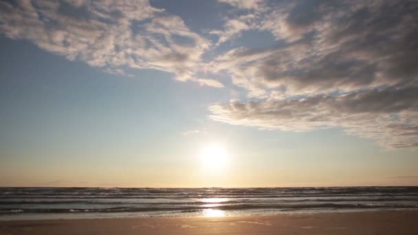 Elképesztően Gyönyörű Naplemente Homokos Strandon Amikor Hullámok Csillogott Napfény — Stock videók