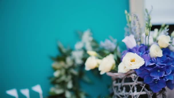 Hermosa Decoración Ceremonia Boda Aire Libre Flores Blancas Azules Mesa — Vídeo de stock