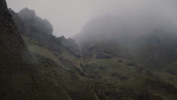 Hermoso Paisaje Montañas Volcánicas Negras Cubierto Musgo Día Brumoso Vestmannaeyjar — Vídeos de Stock