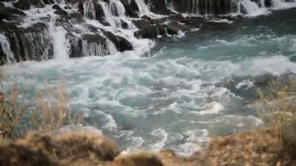 Красивый Пейзаж Голубой Воды Леднике Мощный Водопад Barnafoss Каскады Падает — стоковое видео