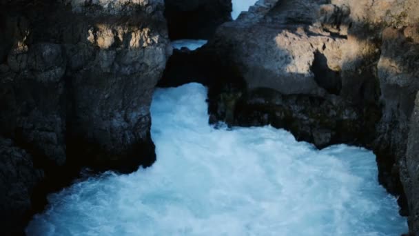 Hermosa Vista Del Turbulento Flujo Cascada Salvaje Del Río Barnafoss — Vídeo de stock