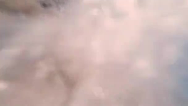 Вид Снизу Маленький Каменистый Водопад Падает Камеру — стоковое видео