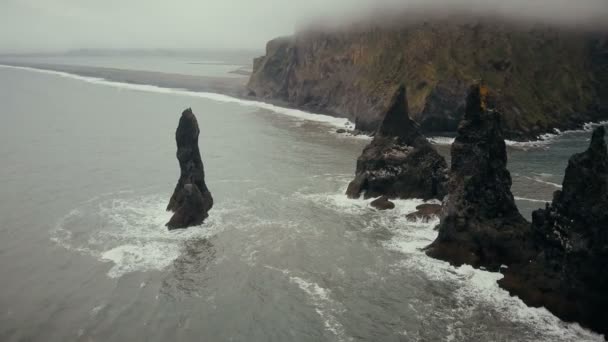 Copter Πετά Μακριά Από Μαύρη Ηφαιστειακή Παραλία Και Troll Δάχτυλα — Αρχείο Βίντεο