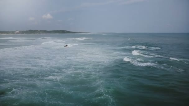 在多云暴风雨的天空下 巨大的泡沫海浪撞击在奇异热带海岸附近的岛石上的戏剧性的无人机射击 — 图库视频影像