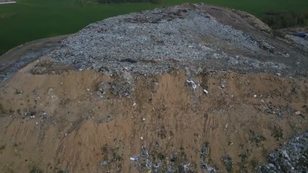 Helikopter Büyük Çöp Yığını Atık Yönetim Fabrikasının Hava Görüntüsünün Üzerine — Stok video