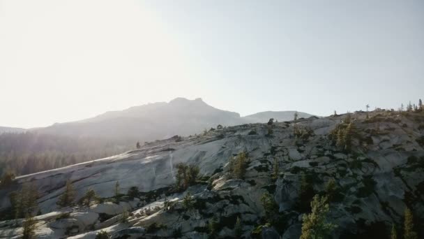 Drone Volando Por Encima Increíble Cresta Montaña Blanca Para Revelar — Vídeos de Stock