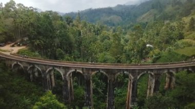 Dokuz kemer köprü Ella Sri Lanka nefes kesen panoramik hava görünümünü ortaya çıkarmak için yükselen ve geriye doğru uçan robot