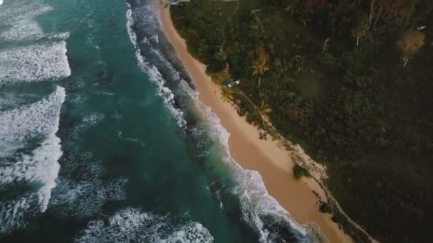 在美丽的发泡海浪上空盘旋的无人驾驶飞机 带着热带树屋 宾馆和船只到达海岸 — 图库视频影像