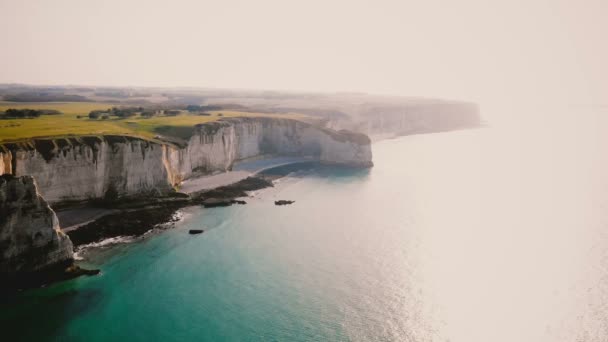 Drone Πετούν Κατά Μήκος Όμορφη Γαλάζια Ακτογραμμή Ηλιοβασίλεμα Και Επική — Αρχείο Βίντεο