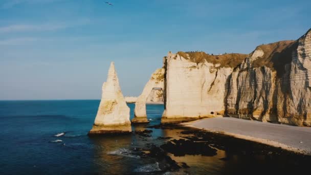 drone volant autour de célèbres falaises épique de craie blanche normande révélant un panorama pittoresque de la petite ville 