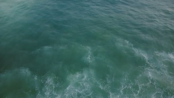 Drone Vliegen Achteruit Achter Een Oceaan Golf Verbazingwekkende Natuurlijke Seafoam — Stockvideo