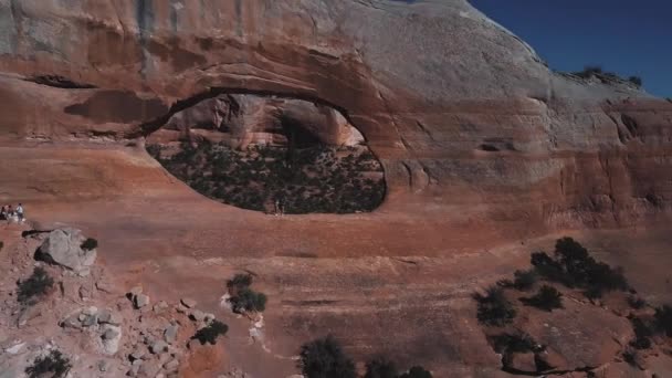 Drone Voando Para Longe Casal Turístico Arcos Famosos Formação Rocha — Vídeo de Stock