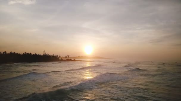 Drone Volant Vers Avant Dessus Coucher Soleil Épique Océan Littoral — Video