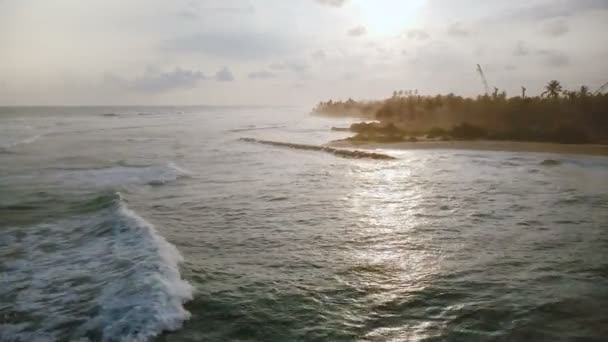 Drone Vliegen Vooruit Langs Ongelooflijke Exotische Tropische Zonsopgang Strand Golven — Stockvideo