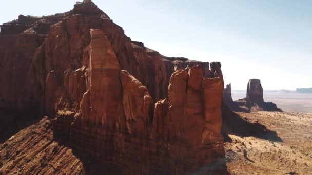 Drone Che Vola Alto Intorno Alla Grande Montagna Rocciosa Mezzo — Video Stock