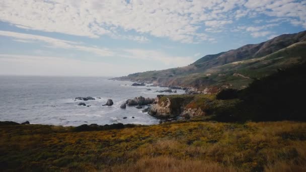 在美丽的海岸上空低空飞行的无人驾驶飞机 位于加州大海上 田园诗般的海滨 是夏季美国自然的全景 — 图库视频影像