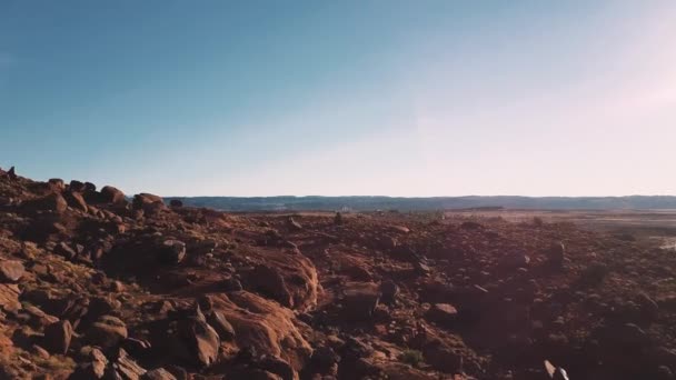 Drone Vliegen Laag Boven Grond Met Amerikaanse Zandsteen Landschap Bedekt — Stockvideo