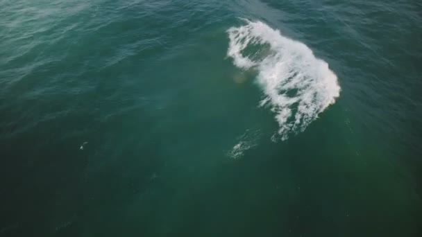 Drone Vliegen Laag Hoge Schuimende Golven Open Oceaan Vredig Verticaal — Stockvideo