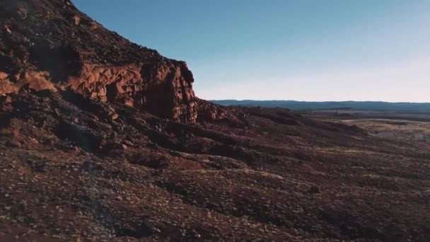 在阿里佐纳巨大的悬崖峭壁和岩石旁边飞行的无人驾驶飞机难以置信的浩瀚无边无际 阳光灿烂的沙漠天际 — 图库视频影像