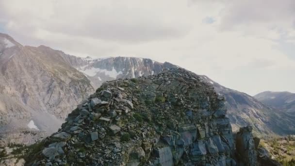 Drone Vliegen Prachtige Steen Bedekte Piek Onthullen Enorme Bergrug Zomer — Stockvideo