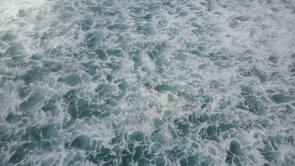 在广袤的蓝海中 无人驾驶飞机在发泡的海浪中飞行 暴露了多云的地平线美丽的海洋泡沫背景 — 图库视频影像