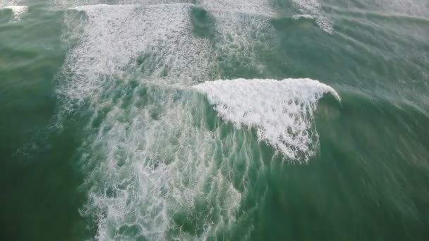 无人驾驶飞机飞越发泡的蓝浪 冲破开阔的海洋 带着热带岛屿棕榈树抵达海岸 — 图库视频影像