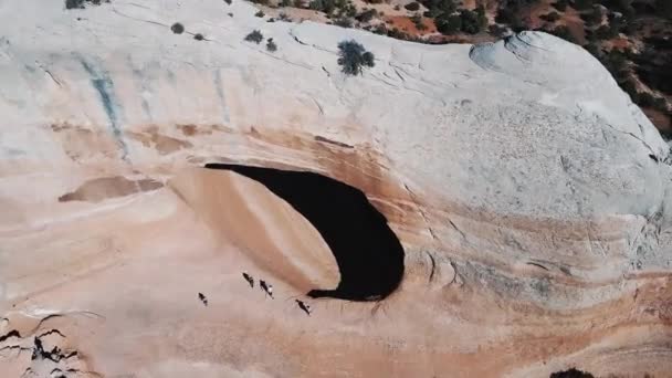 Drone Vliegen Massieve Witte Rotsformatie Met Grote Gat Toerist Lopen — Stockvideo