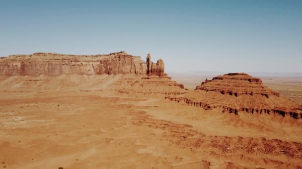 Drone Survolant Désert Sec Ensoleillé Vers Grandes Montagnes Rocheuses Ciel — Video