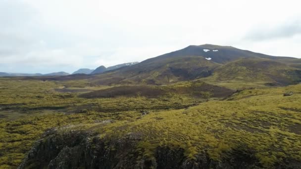 Drón Repül Lávamező Iceland Légi Kilátás Nyílik Gyönyörű Táj Sziklák — Stock videók