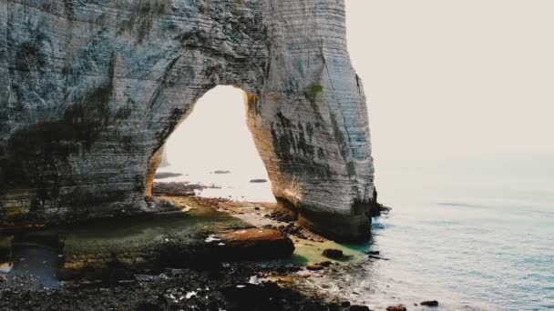 Drone Volando Largo Arco Épico Roca Natural Famosos Acantilados Alabastro — Vídeos de Stock