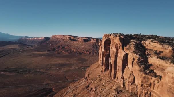 大規模な砂漠の山の尾根の近くで非常に高い飛行ドローン壮大な日当たりの良い峡谷の崖の背景にスカイライン — ストック動画