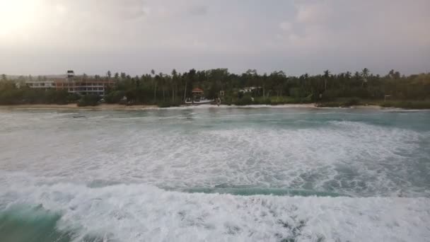 Drone Déplaçant Vers Arrière Station Balnéaire Idyllique Côte Océanique Avec — Video