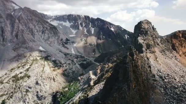 Drone Panning Links Boven Verbazingwekkende Filmische Grijze Berg Rots Bergkammen — Stockvideo