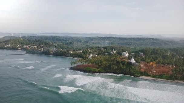 Drone Panning Proprio Sopra Incredibile Spiaggia Tropicale Mare Onde Edifici — Video Stock