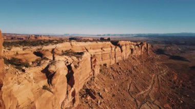 Uçağın sağ üstte görkemli düz üst dağ Kanyon ridge Amerikan güneşli çöl manzarası epik görünümü ile kaydırma