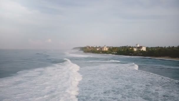 Дрон Панорамує Прямо Над Пінистими Океанськими Хвилями Досягаючи Ламаючись Мальовничому — стокове відео