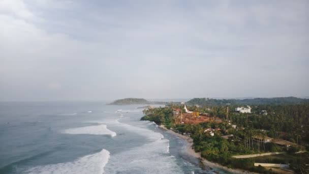 Dron Elevándose Por Encima Hermosas Olas Marinas Espumosas Costa Sitio — Vídeo de stock